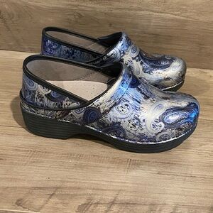 Dansko LT PRO Metallic Blue Paisley SlipOn Clogs, Women’s 38 US 7.5 - 8 Nurse S.